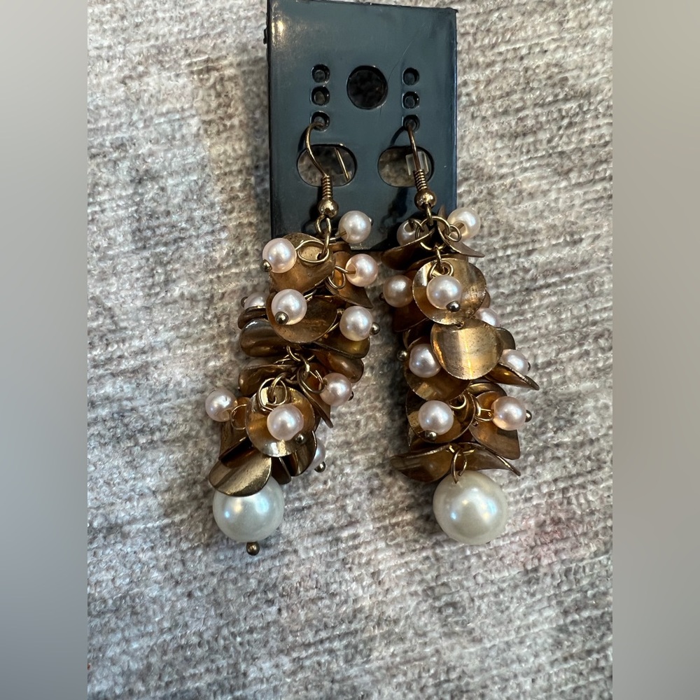 💥3 for $15💥 NWOT pearl and gold colors earrings